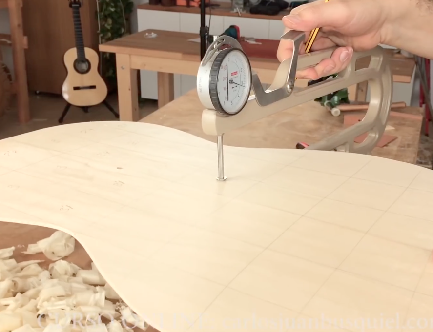 Proceso de luthería en el taller