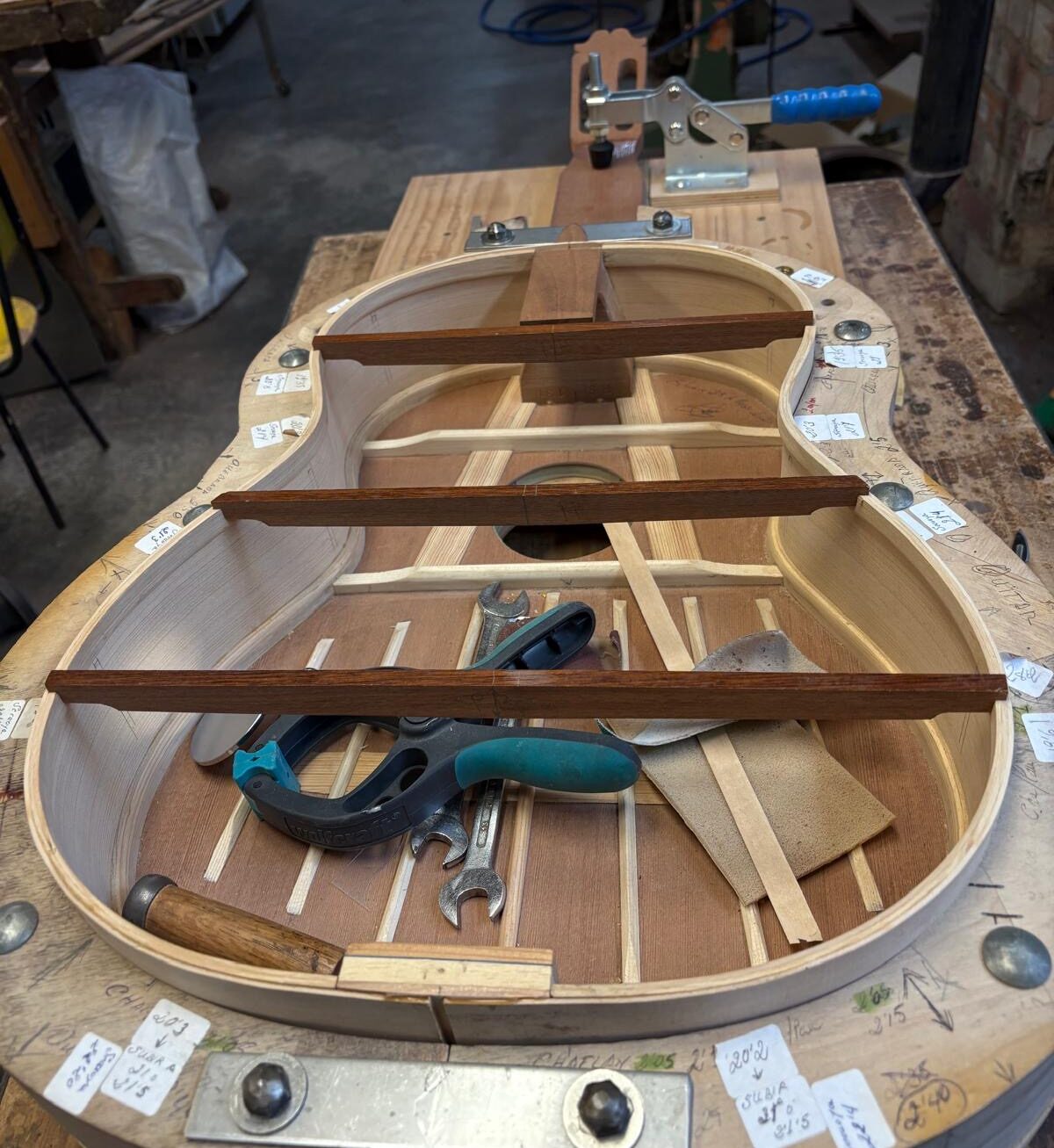 Maderas y materiales utilizados en la construcción de guitarras de Francisco Sánchez