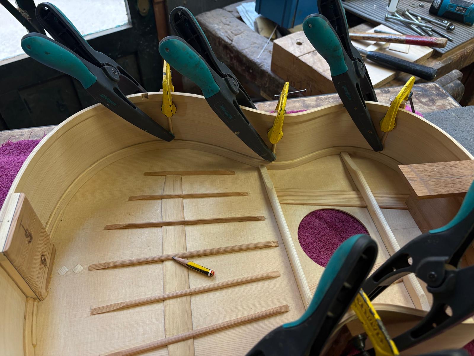 Detalle estructural de una guitarra en el taller de Francisco Sánchez