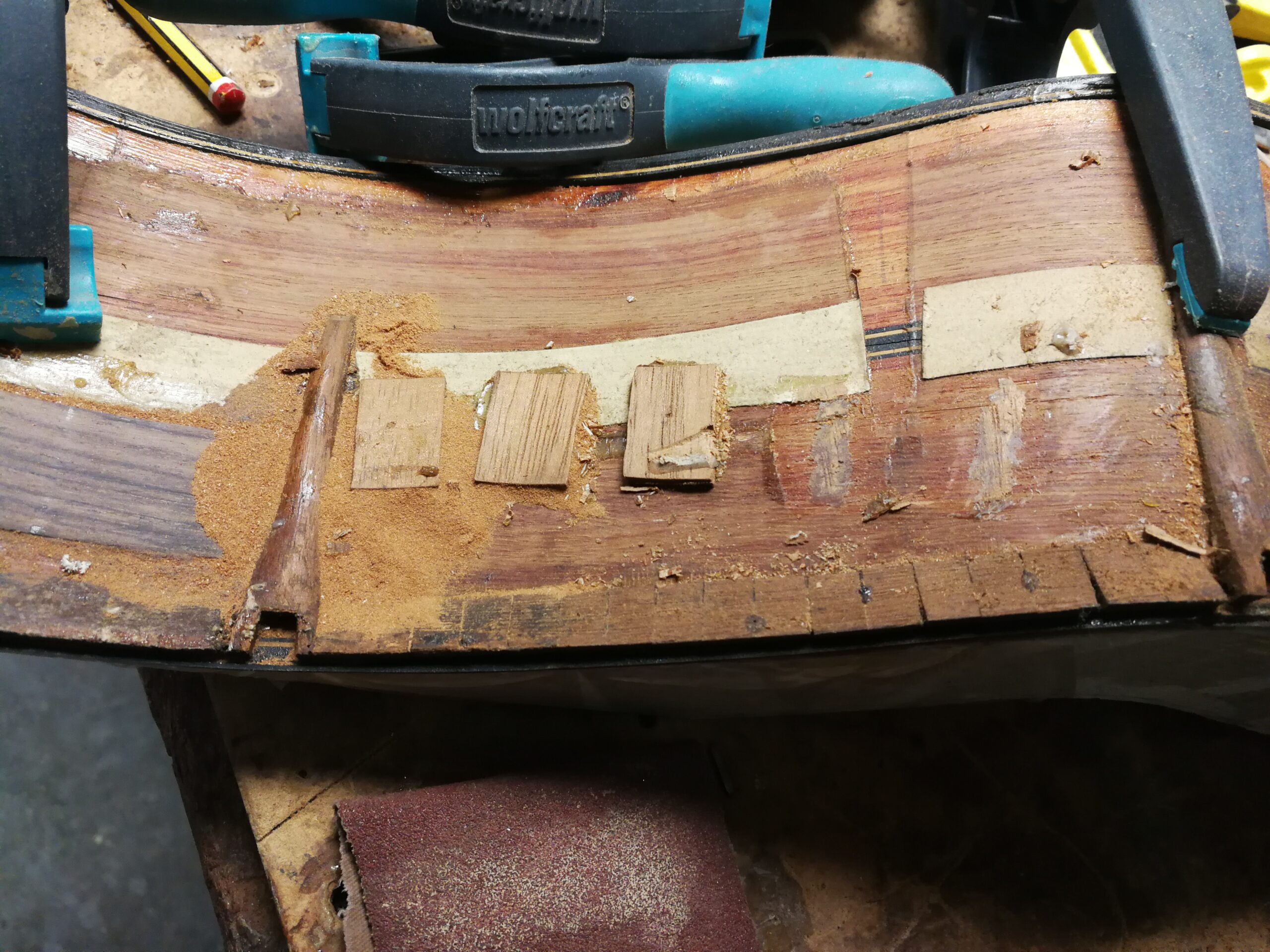 Restauración de guitarra española antigua en el taller de Francisco Sánchez