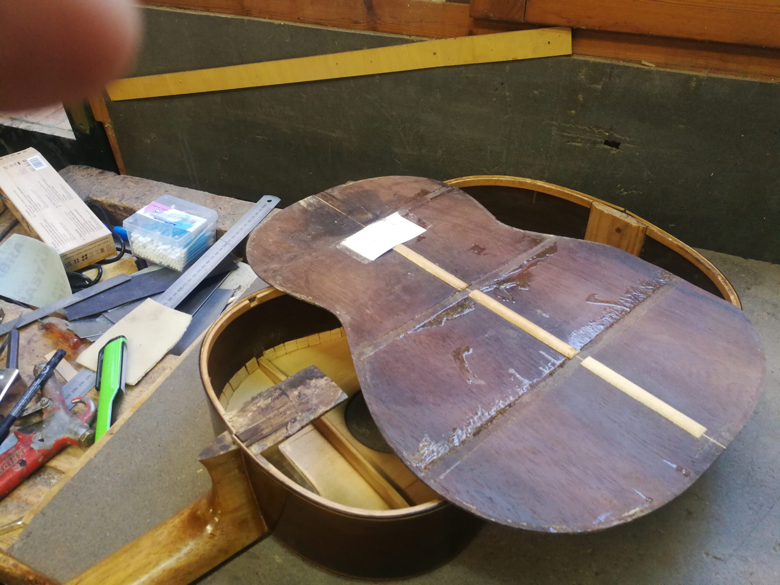 Fondo de palosanto de Brasil en guitarra Marcelo Barbero de 1945