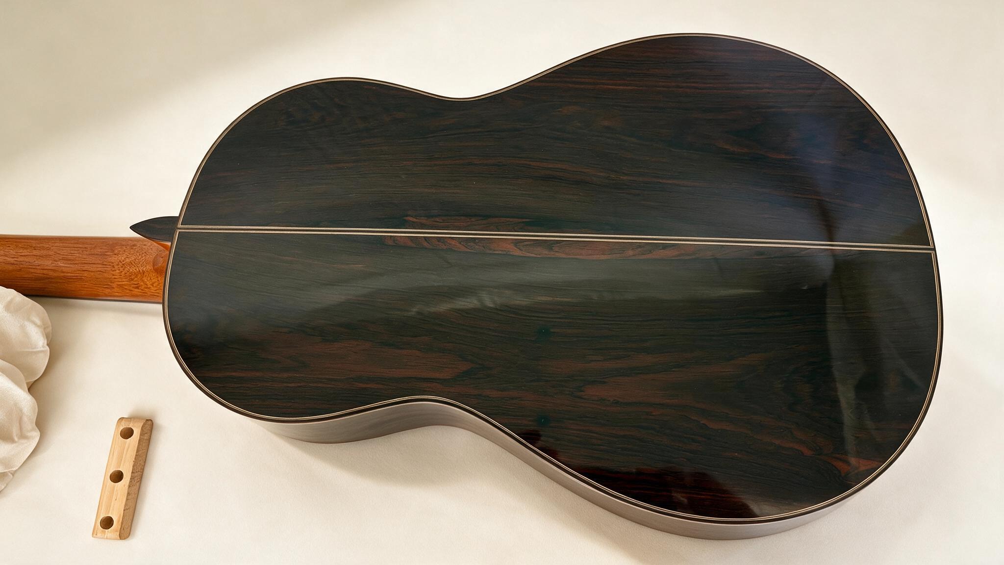 Detalle del fondo de una guitarra española construida artesanalmente por Francisco Sánchez