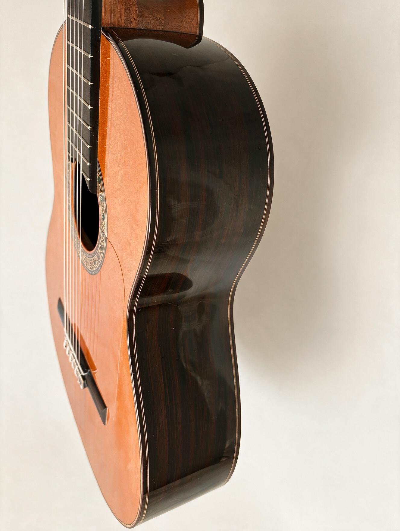 Vista lateral de una guitarra flamenca artesanal construida por Francisco Sánchez