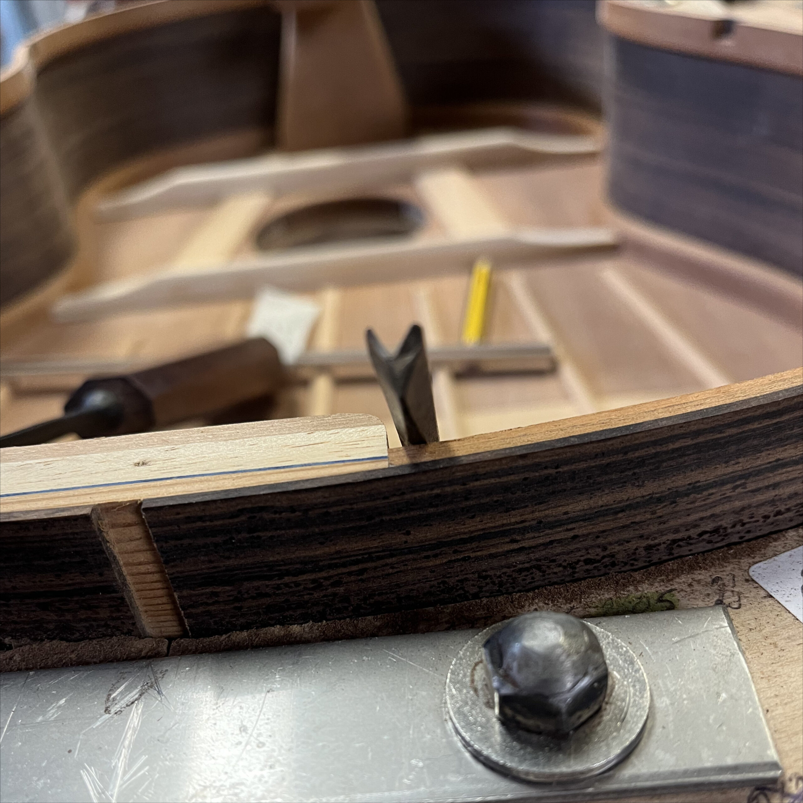 Detalle de madera de palosanto de India estudiada por Francisco Sánchez para la construcción de guitarras