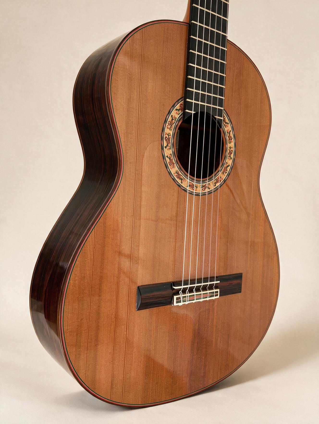 Vista frontal de una guitarra española de secuoya construida por Francisco Sánchez