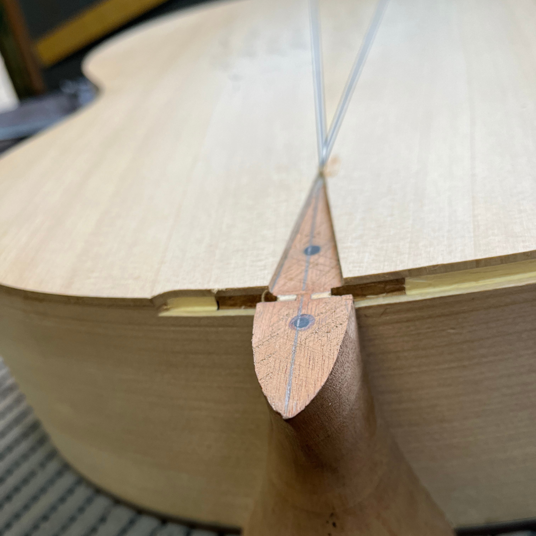 Detalle del tacón y los aros de ciprés de una guitarra flamenca construida por Francisco Sánchez