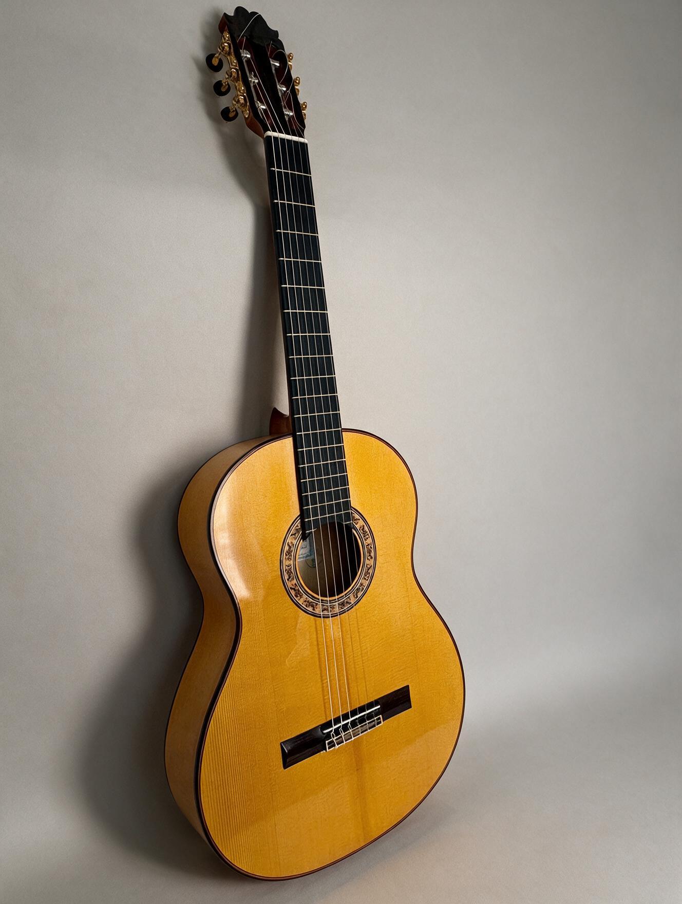 Guitarra flamenca artesanal completa construida por Francisco Sánchez en Estepa, Andalucía
