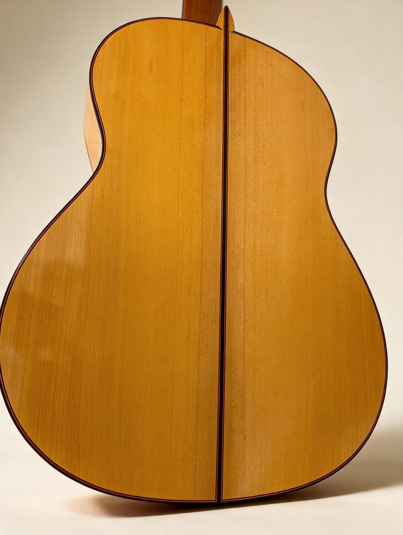 Fondo de una guitarra flamenca artesanal construida por Francisco Sánchez