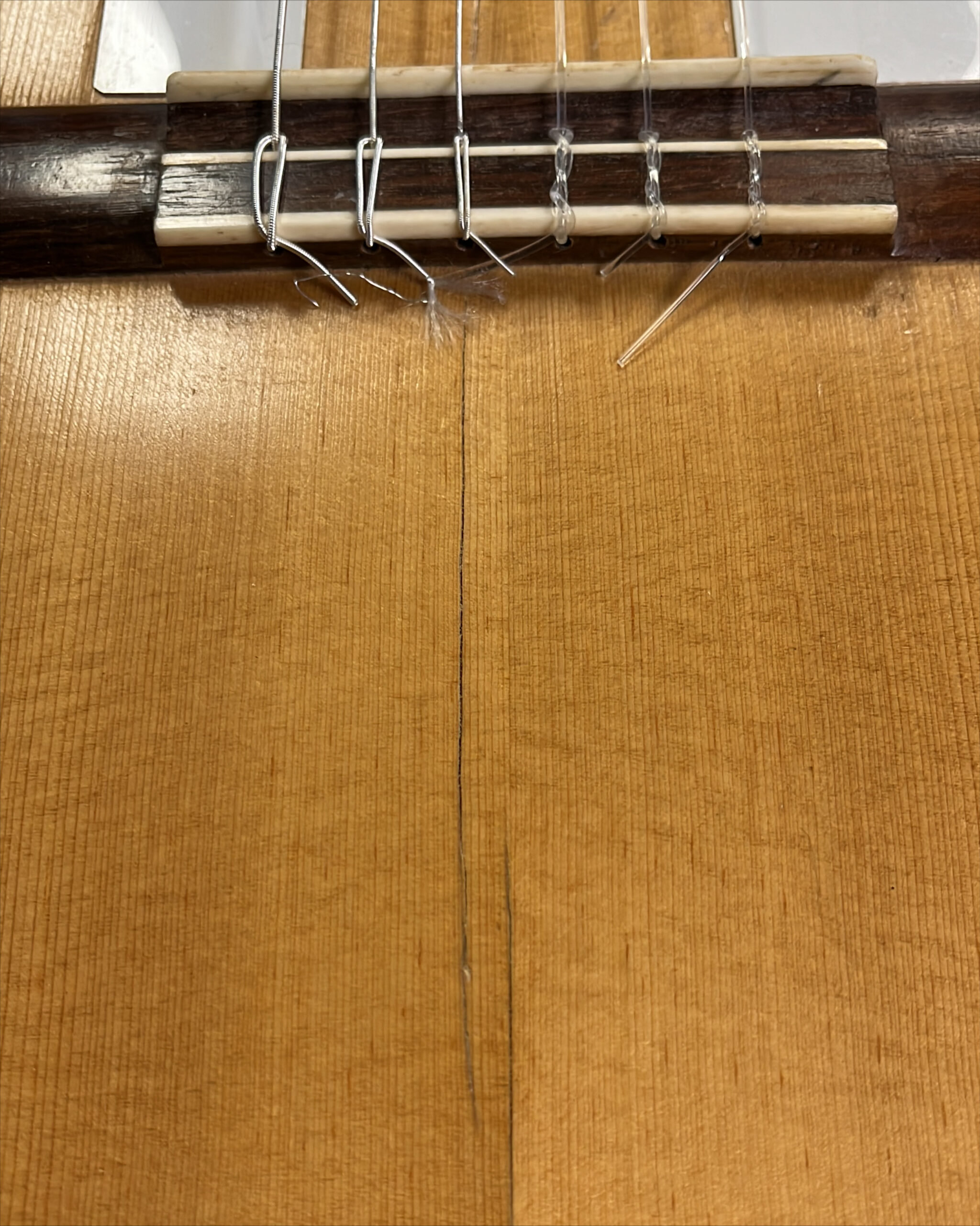 Intervención durante la restauración de una guitarra Domingo Esteso de 1924