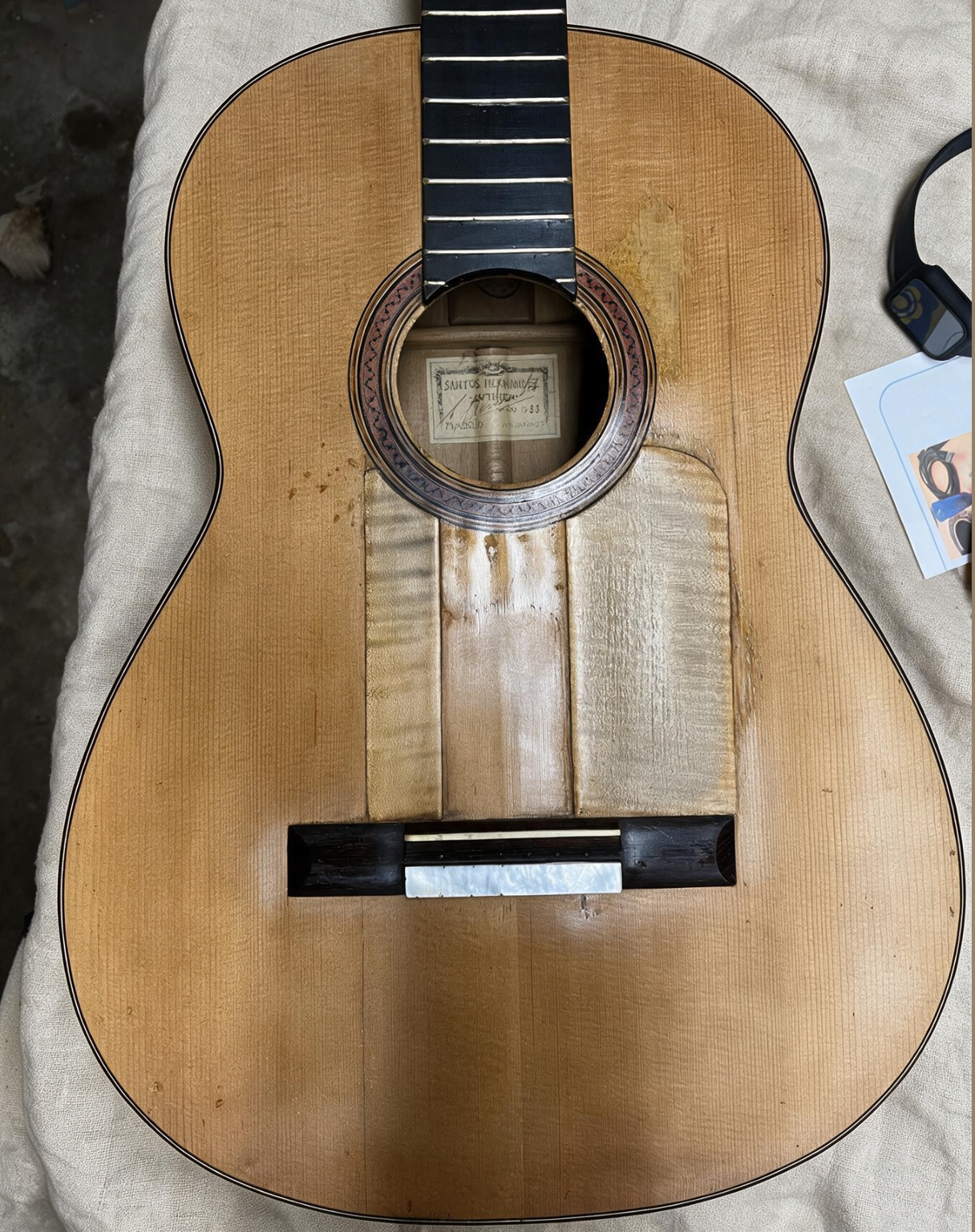 Detalle del trabajo de restauración de una guitarra Santos Hernández de 1933