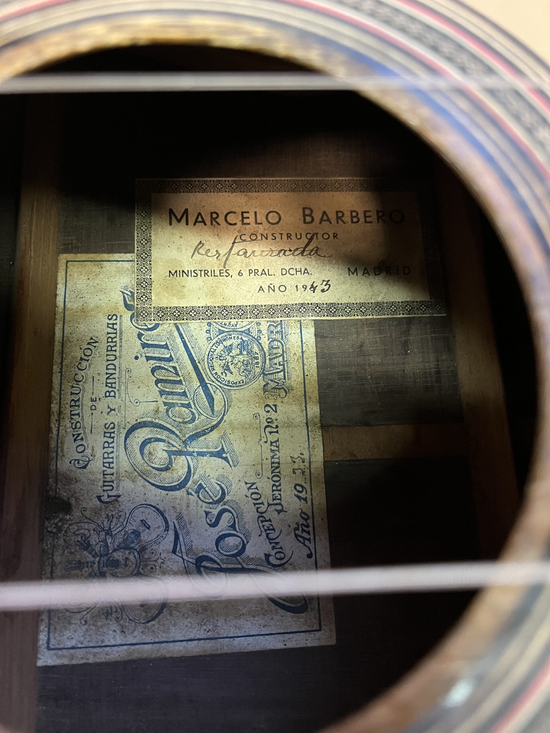 Label inside the José Ramírez guitar previously restored by Marcelo Barbero