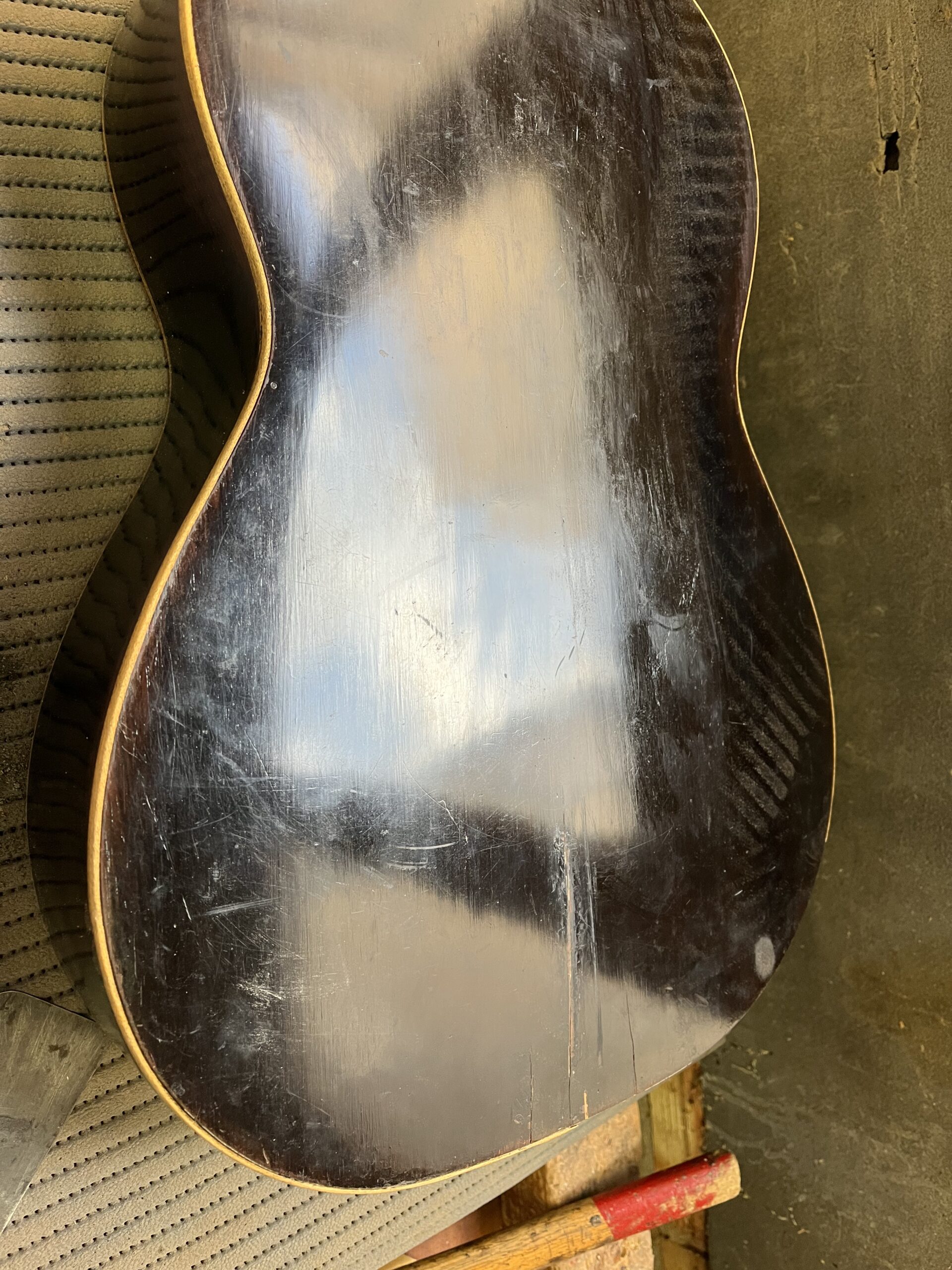 Initial condition of the 1933 Ramírez guitar completely painted black