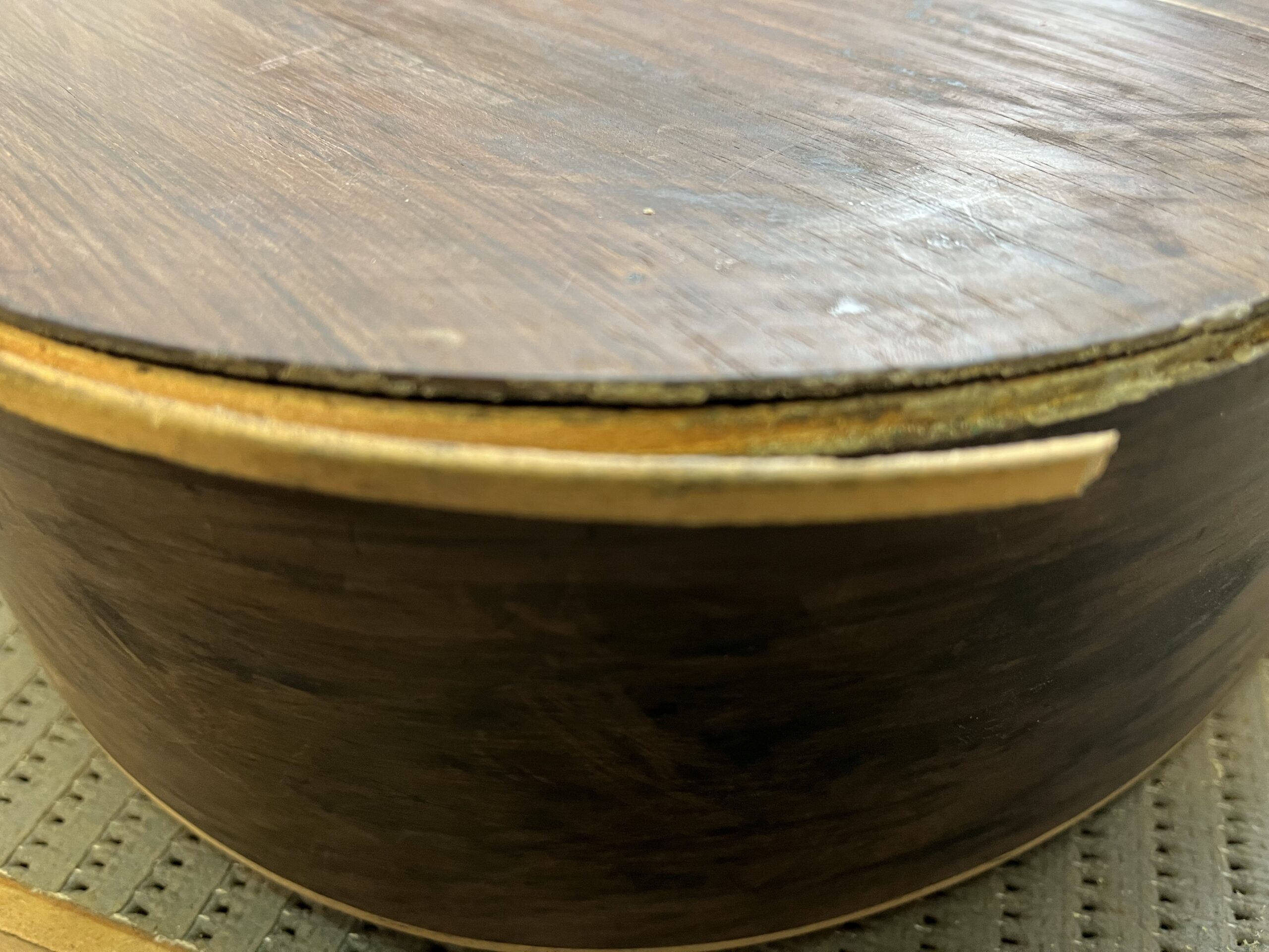 Missing section of purfling on the 1933 José Ramírez guitar