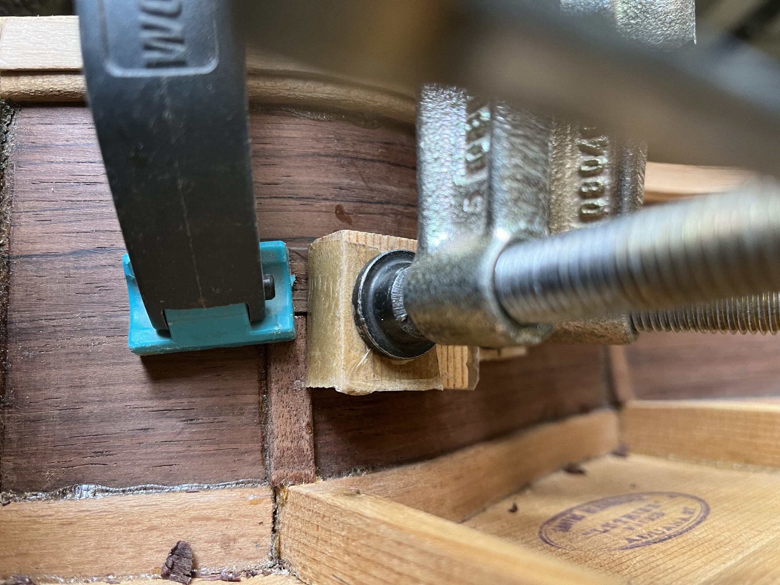 Original joints and cross-grain cleats in the Santos Hernández soundboard