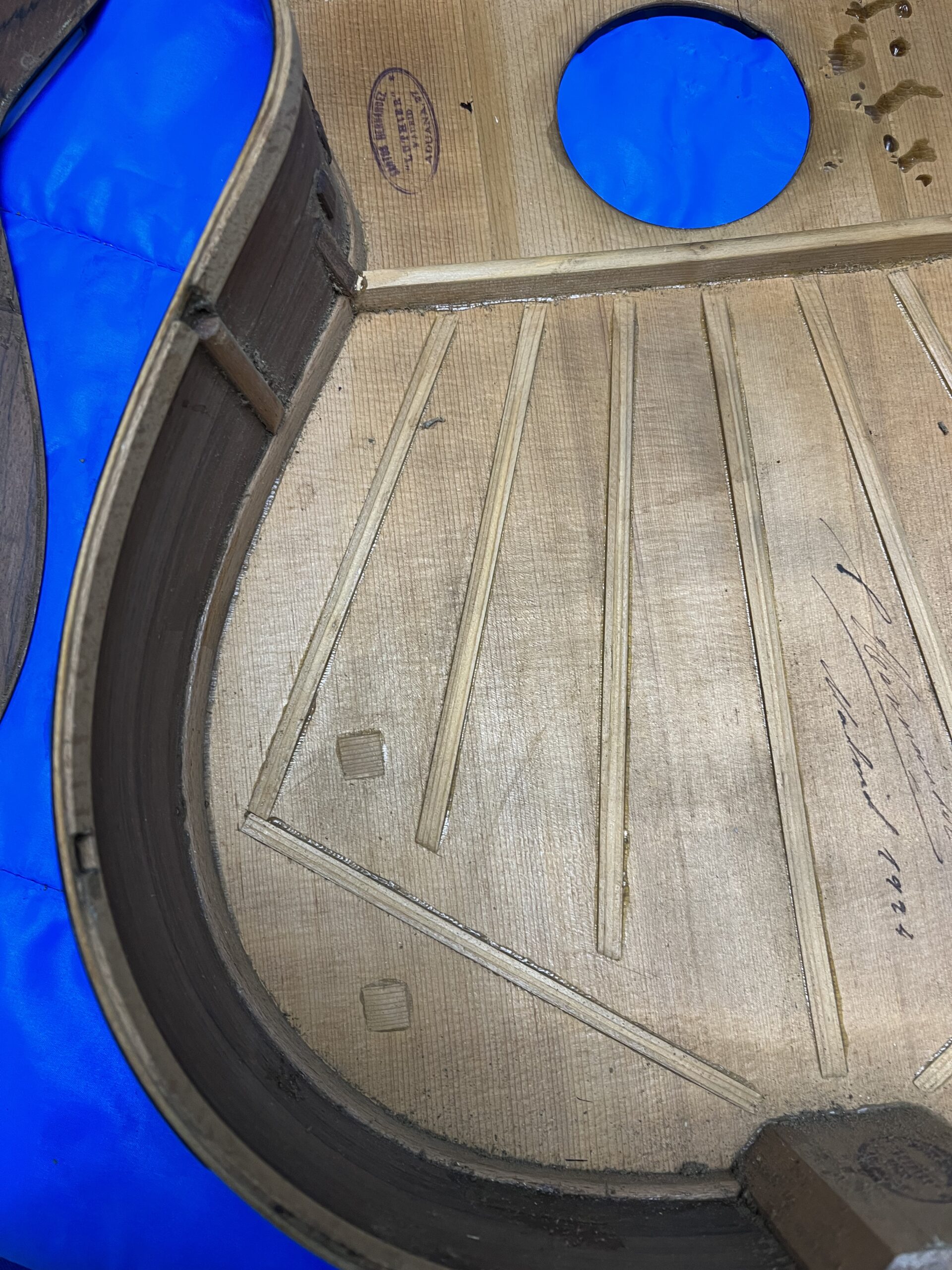 Signature and internal details of the 1924 Santos Hernández guitar
