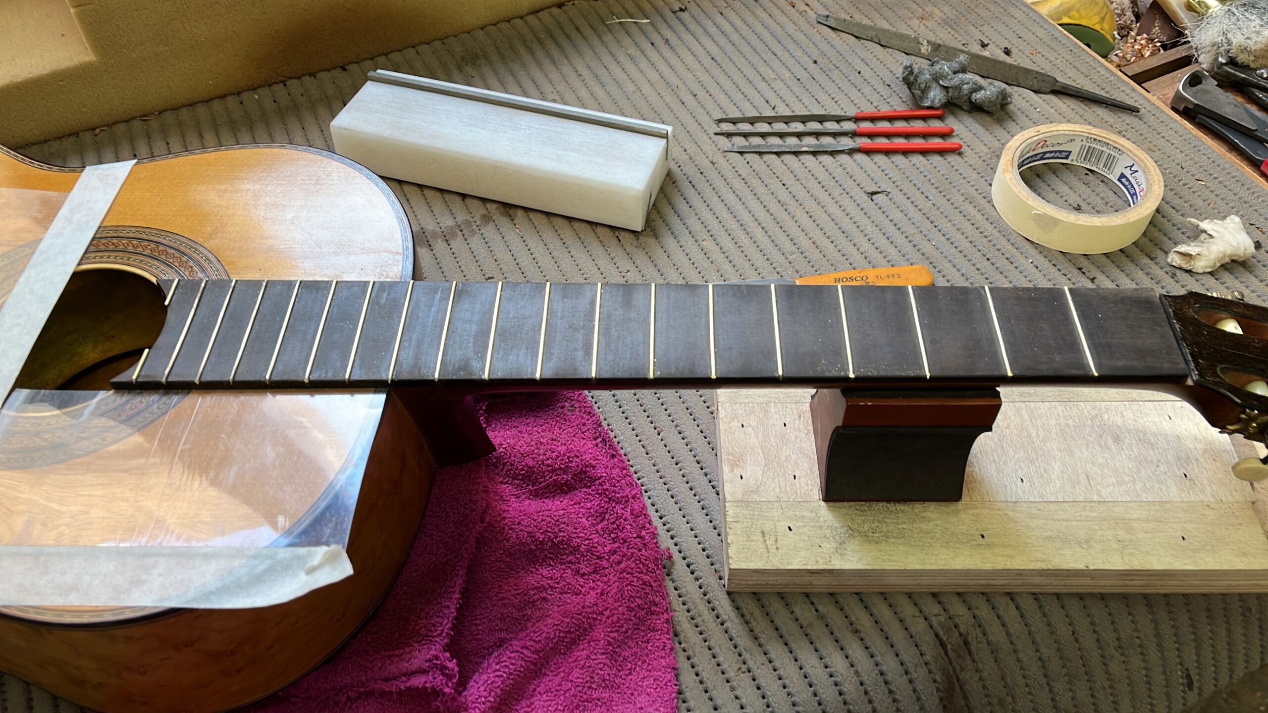Initial condition of the worn frets on the 1915 Manuel Ramírez guitar
