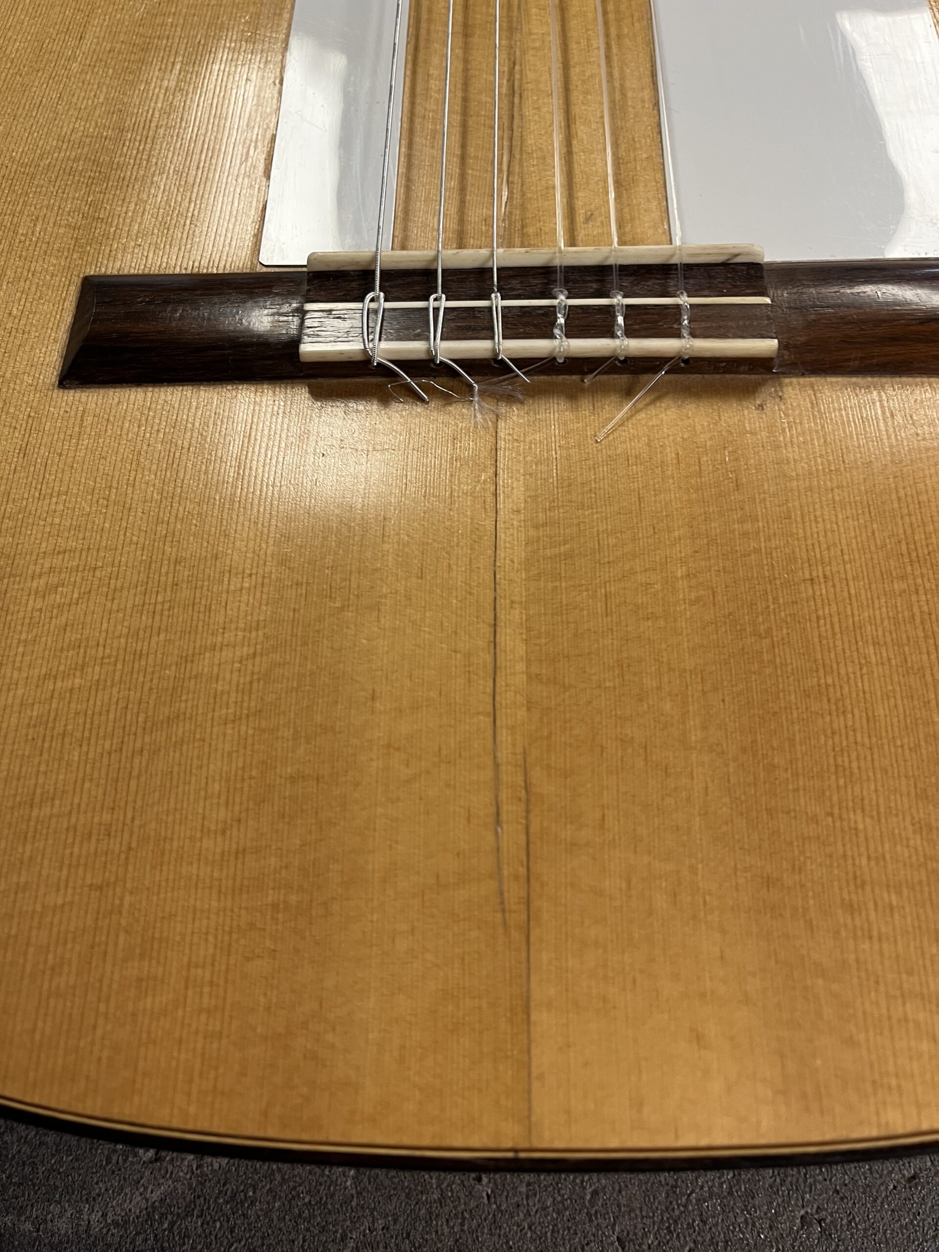 Reparación de las fisuras de la guitarra española Domingo Esteso