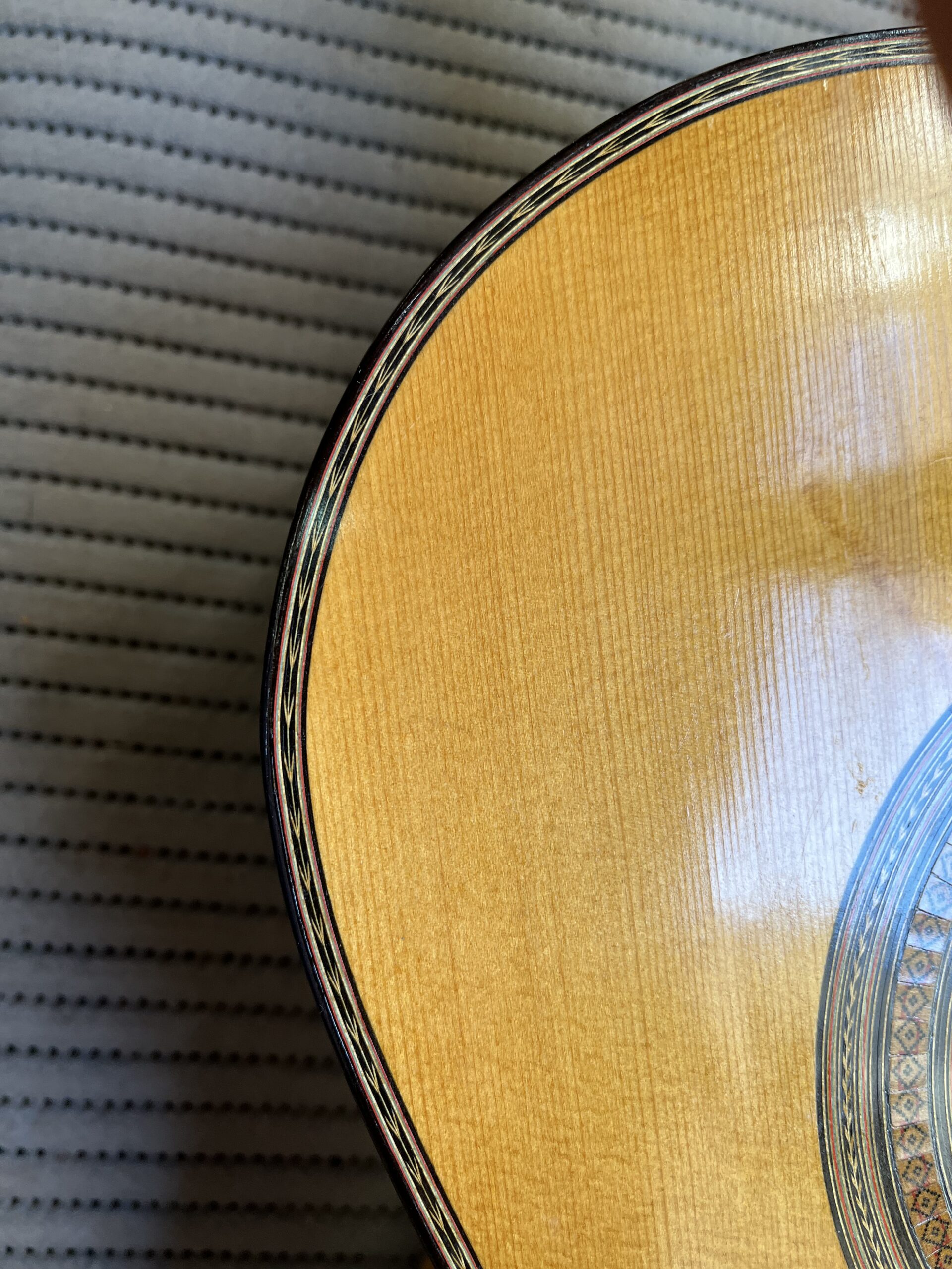 Decorative bindings and purflings on the Manuel Ramírez guitar