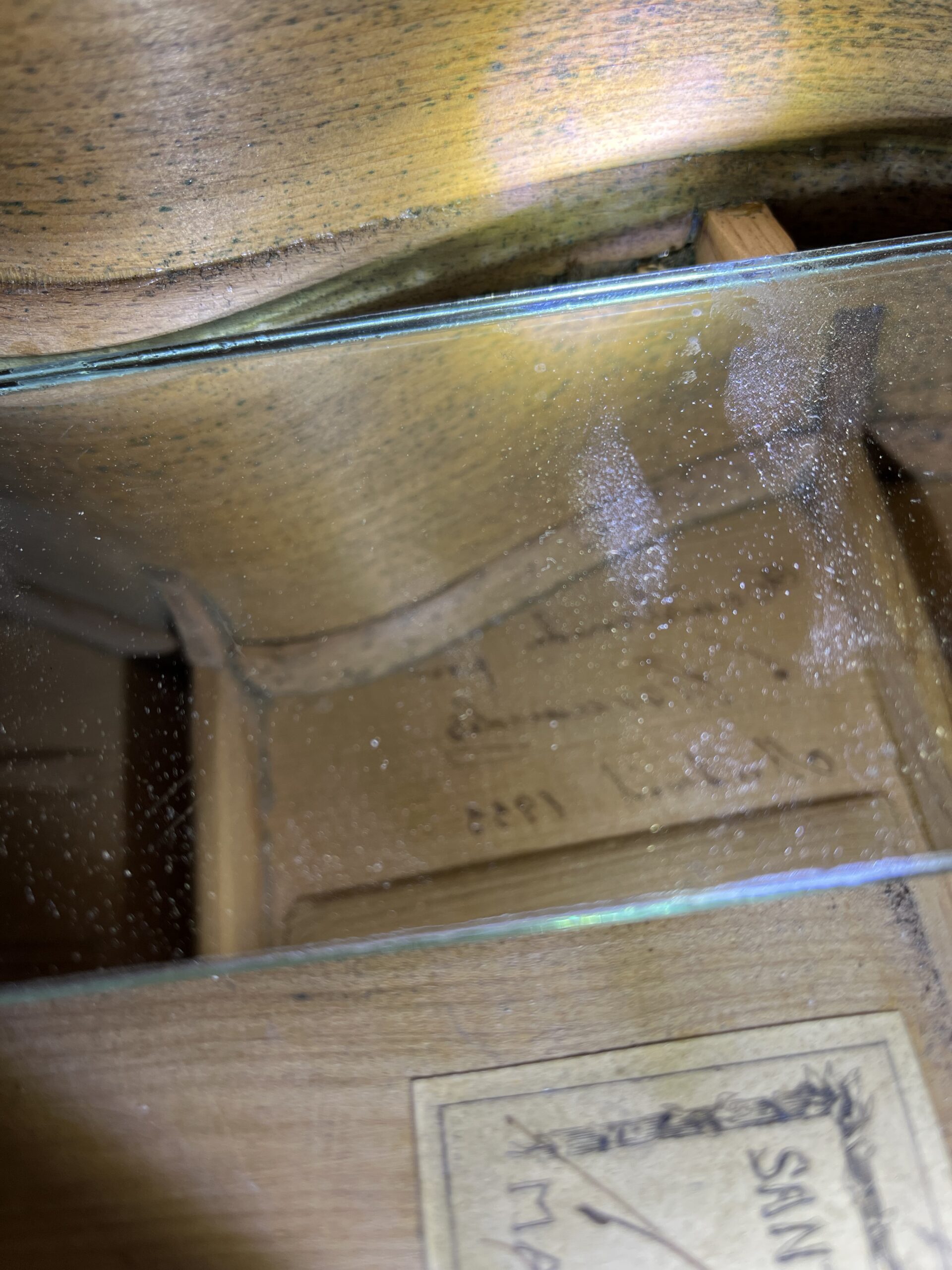 Firma de Santos Hernández en el interior de la guitarra española de 1933