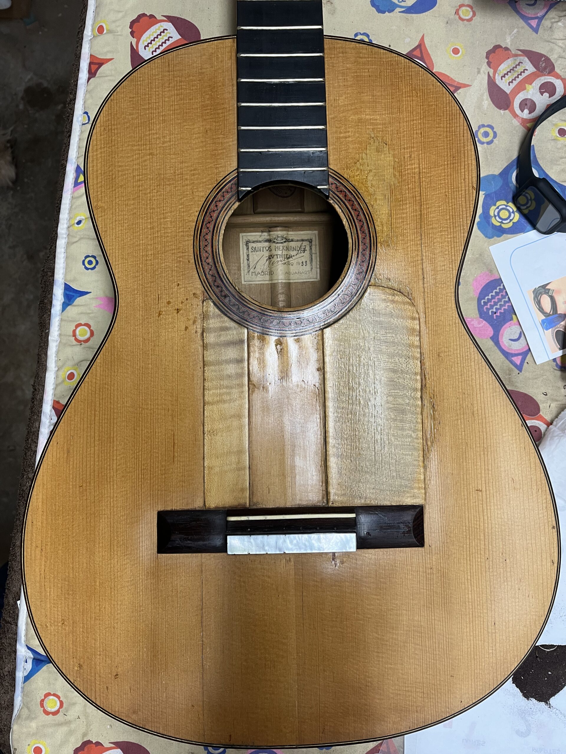 Francisco Sánchez durante la restauración de la guitarra Santos Hernández de 1933