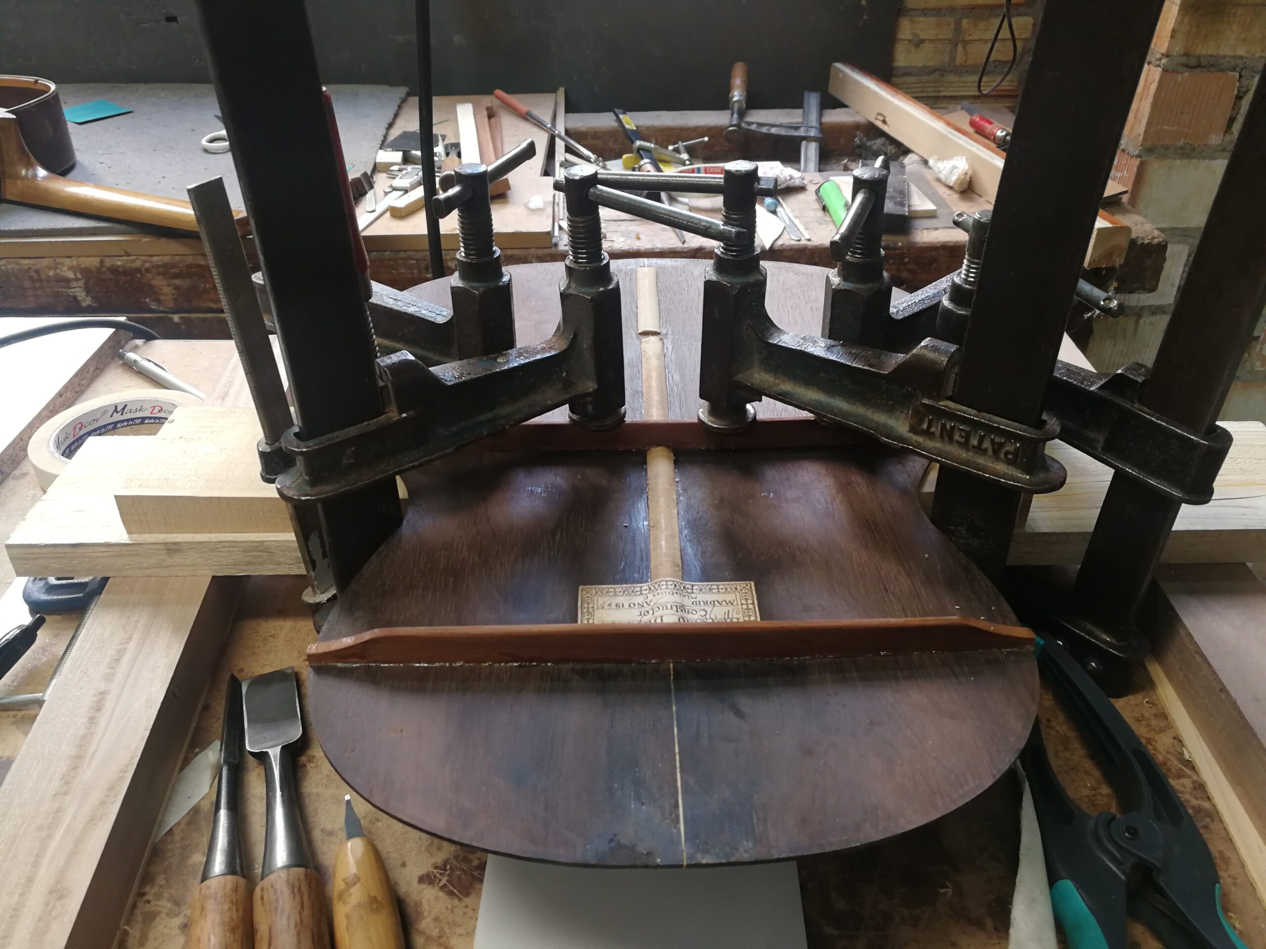 Francisco Sánchez restoring the Brazilian rosewood Marcelo Barbero guitar