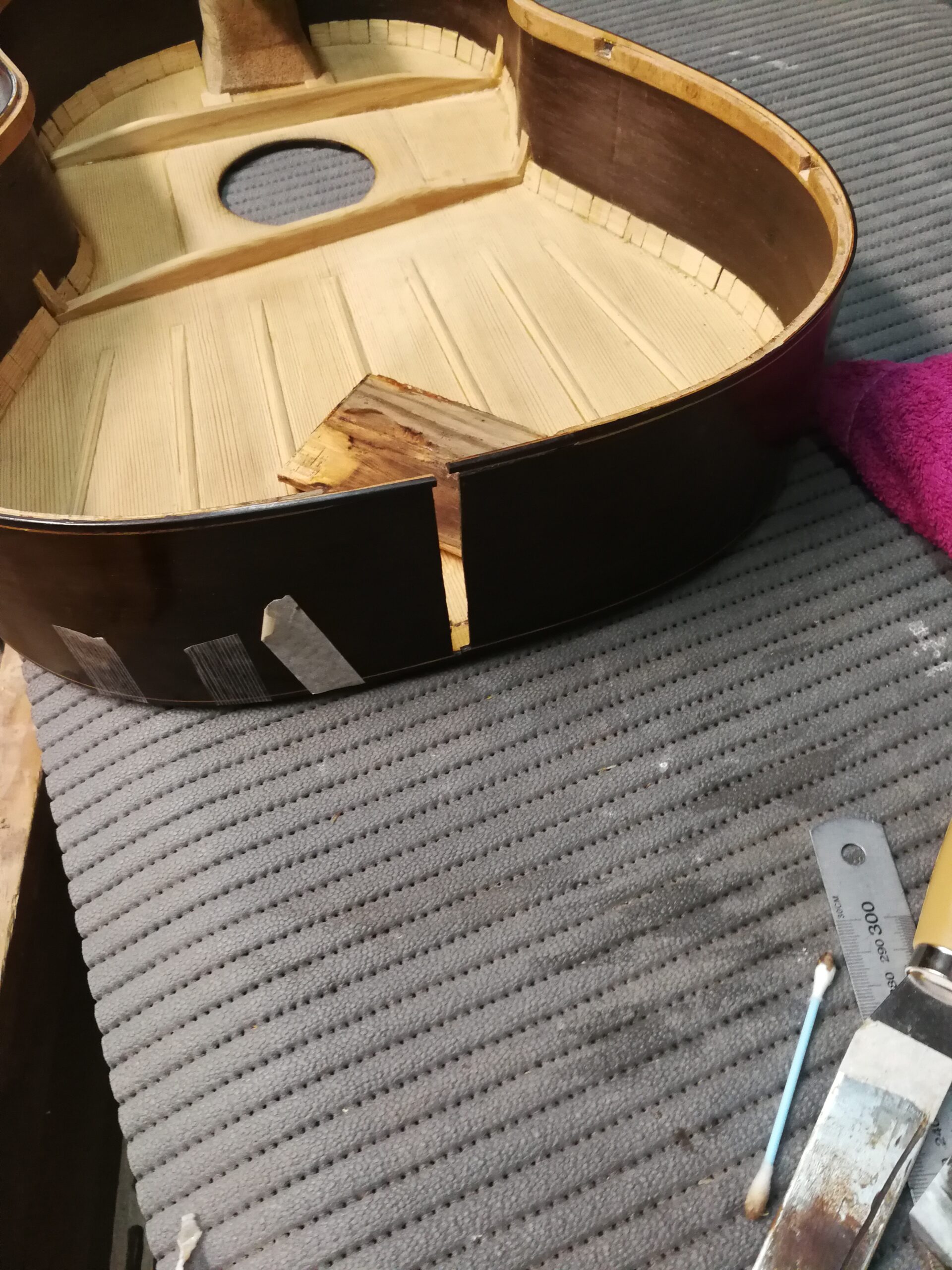 Adjusting the end block to restore the geometry of the Spanish guitar