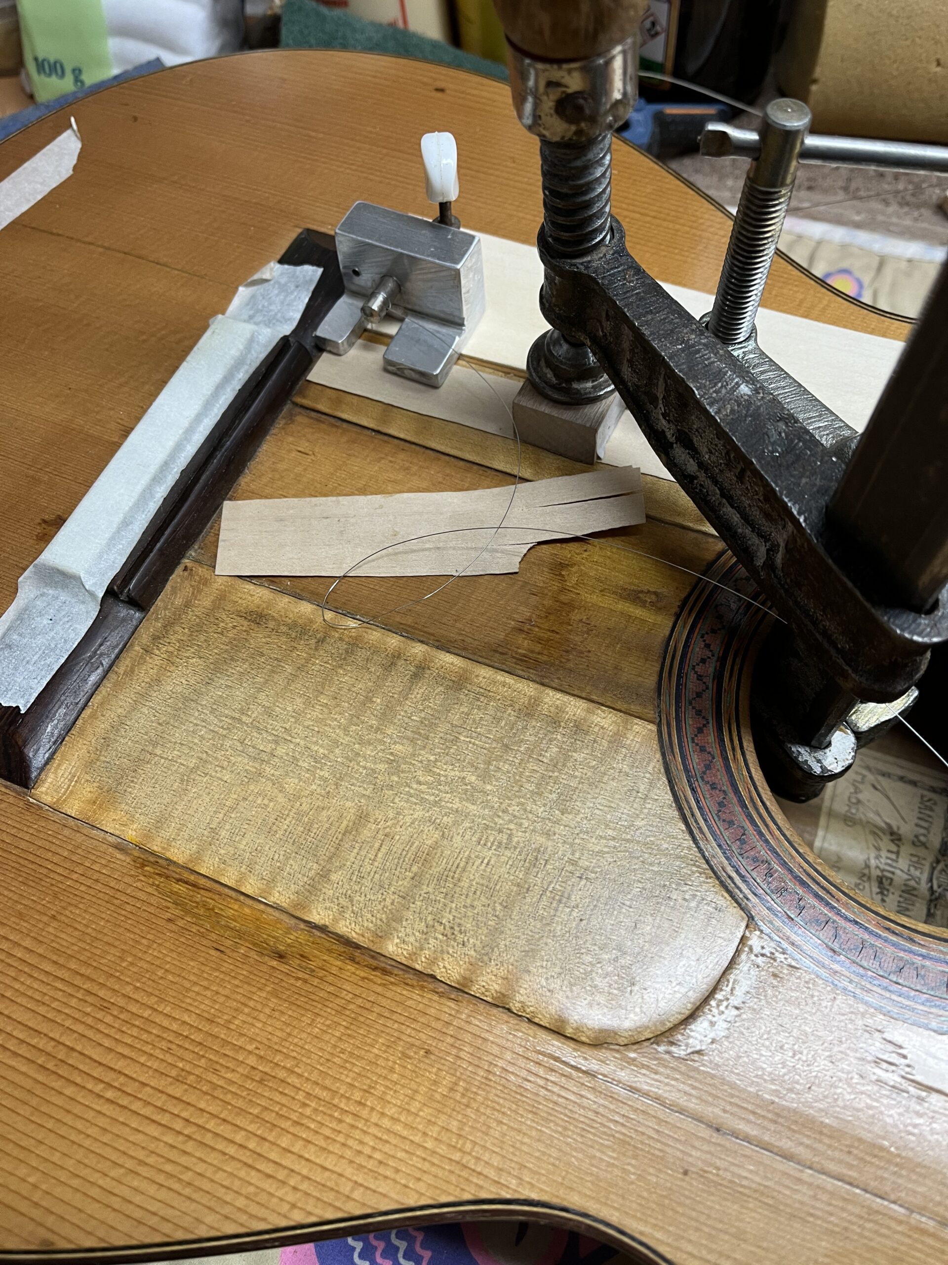 Restauración estructural de la tapa de una guitarra antigua Santos Hernández