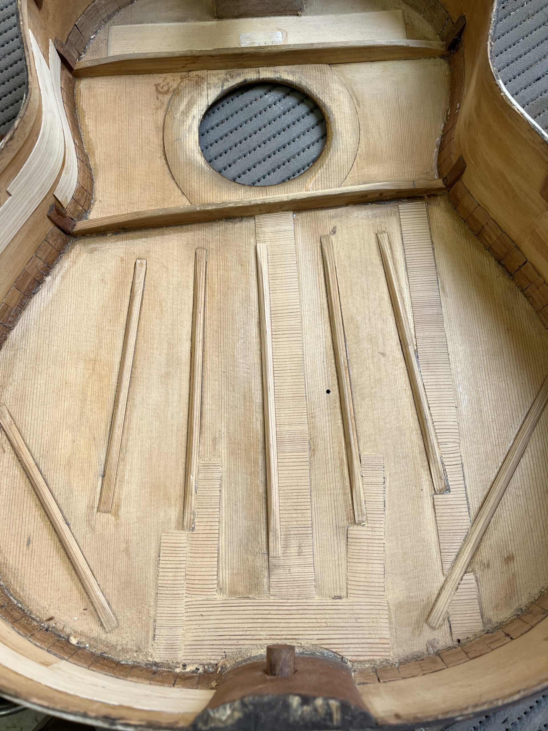 Thin cross-grain veneer used to reinforce the spruce soundboard from inside